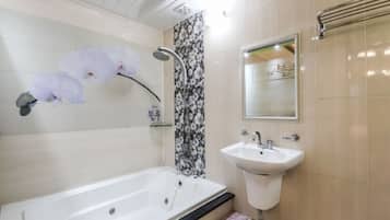 Deluxe Room (B + Styler) | Bathroom | Combined shower/tub, jetted tub, free toiletries, hair dryer