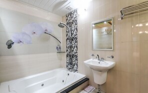 Habitación Deluxe (B + Styler) | Baño | Tina con regadera, tina de hidromasaje, amenidades de baño gratuitas 