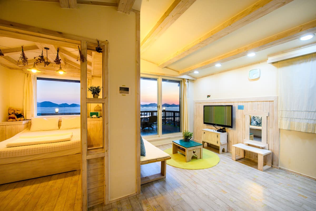 Room (Green) | Living area | LCD TV