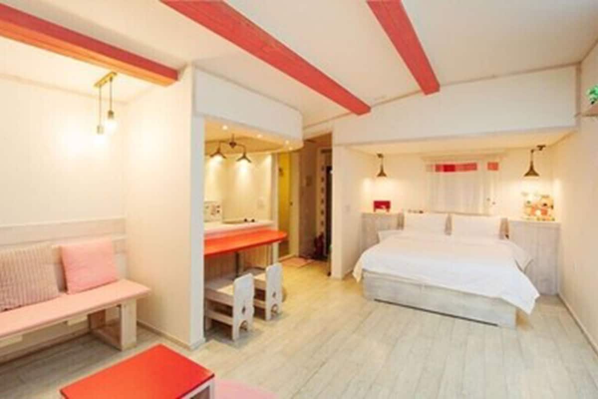 Room (Pink) | 1 bedroom, bed sheets