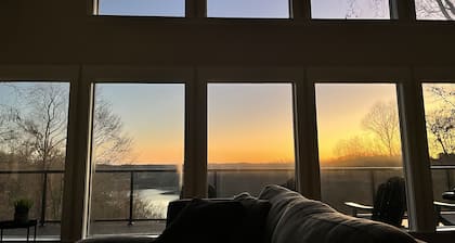 Gorgeous lake view- Only 1 mile from Sligo Marina!