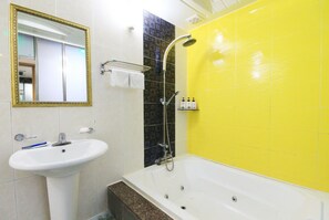 Deluxe Room (+ Styler) | Bathroom | Combined shower/bathtub, free toiletries, hair dryer, towels - One Motel (Gwangju)