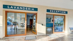 Eine Hotelhalle mit einer Rezeption und einem Lavendelgeschäft.