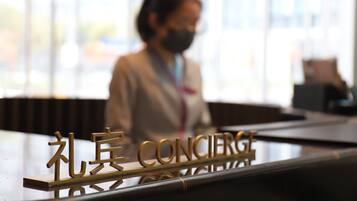 A reception desk with a sign that reads "Concierge" and "礼宾" in another language.