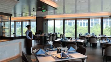 Daily buffet breakfast (CNY 198 per person)