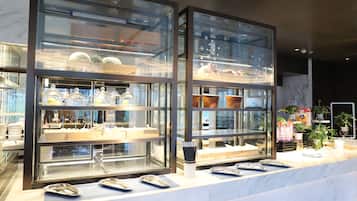Daily buffet breakfast (CNY 198 per person)