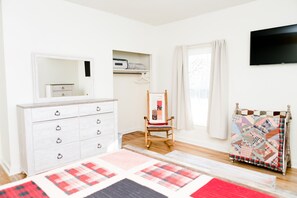 5 bedrooms, iron/ironing board, free WiFi, bed sheets