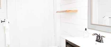 Combined shower/tub, towels, soap, shampoo