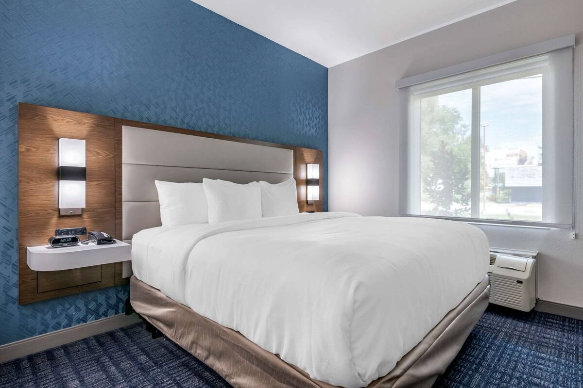 Ylelliset vuodevaatteet, memory foam -patjalliset sängyt, työpöytä
