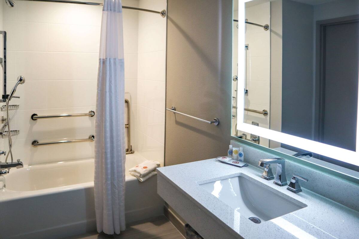 Ylelliset vuodevaatteet, memory foam -patjalliset sängyt, työpöytä