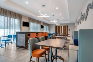 Free daily full breakfast - Comfort Suites Gainesville near University (Gainesville)