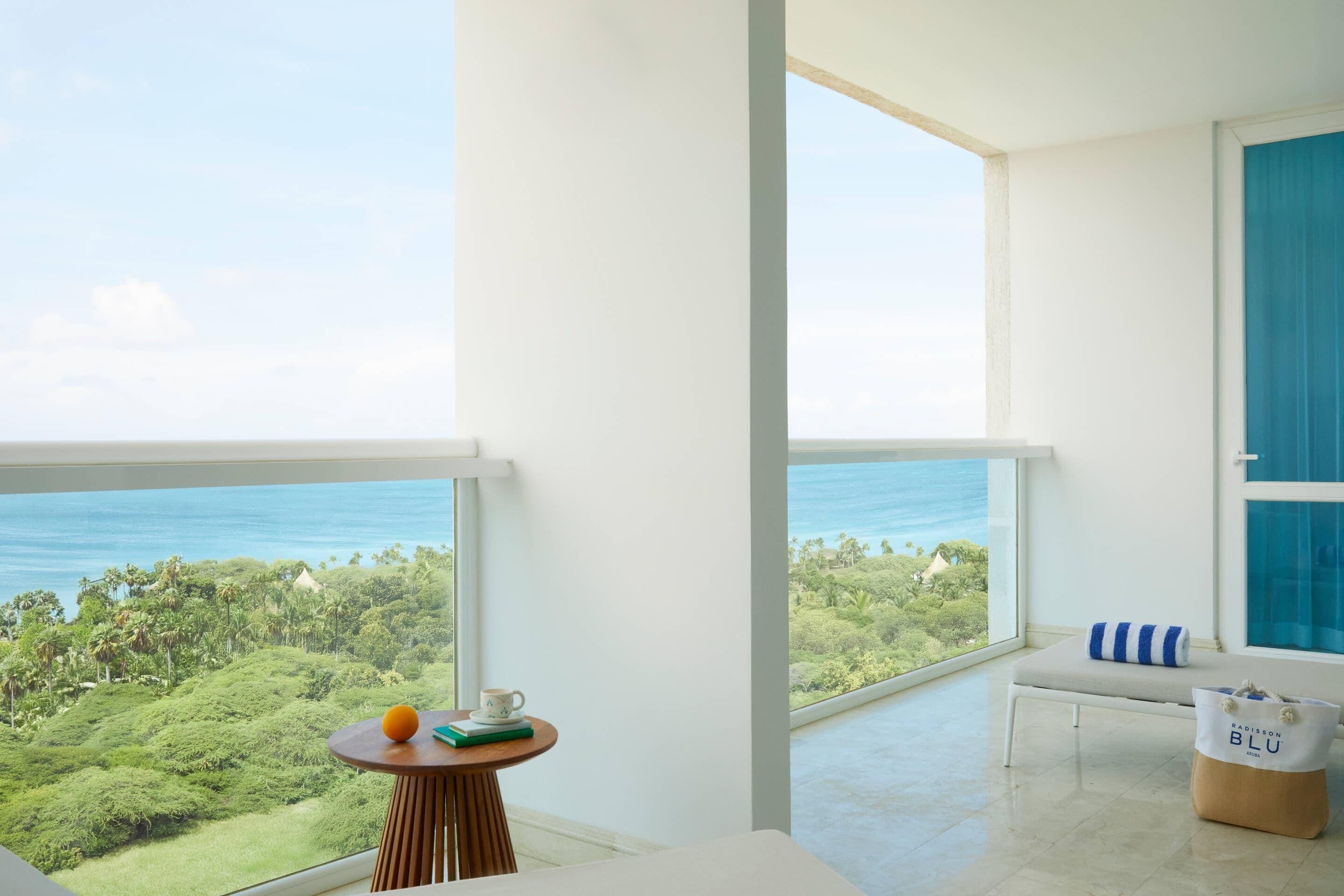 Ein geräumiger Balkon mit Blick auf das Meer und üppige Vegetation.