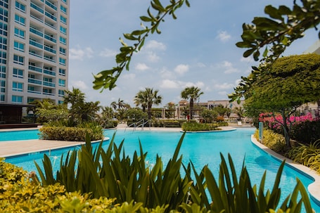 3 piscinas al aire libre, camas de piscina con cargo, sombrillas