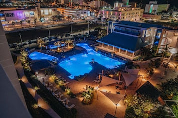 3 piscines extérieures, cabanas (supplément), parasols