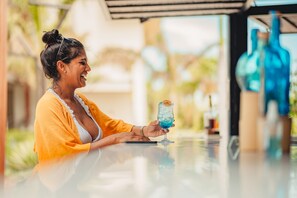 Bar au bord de la piscine