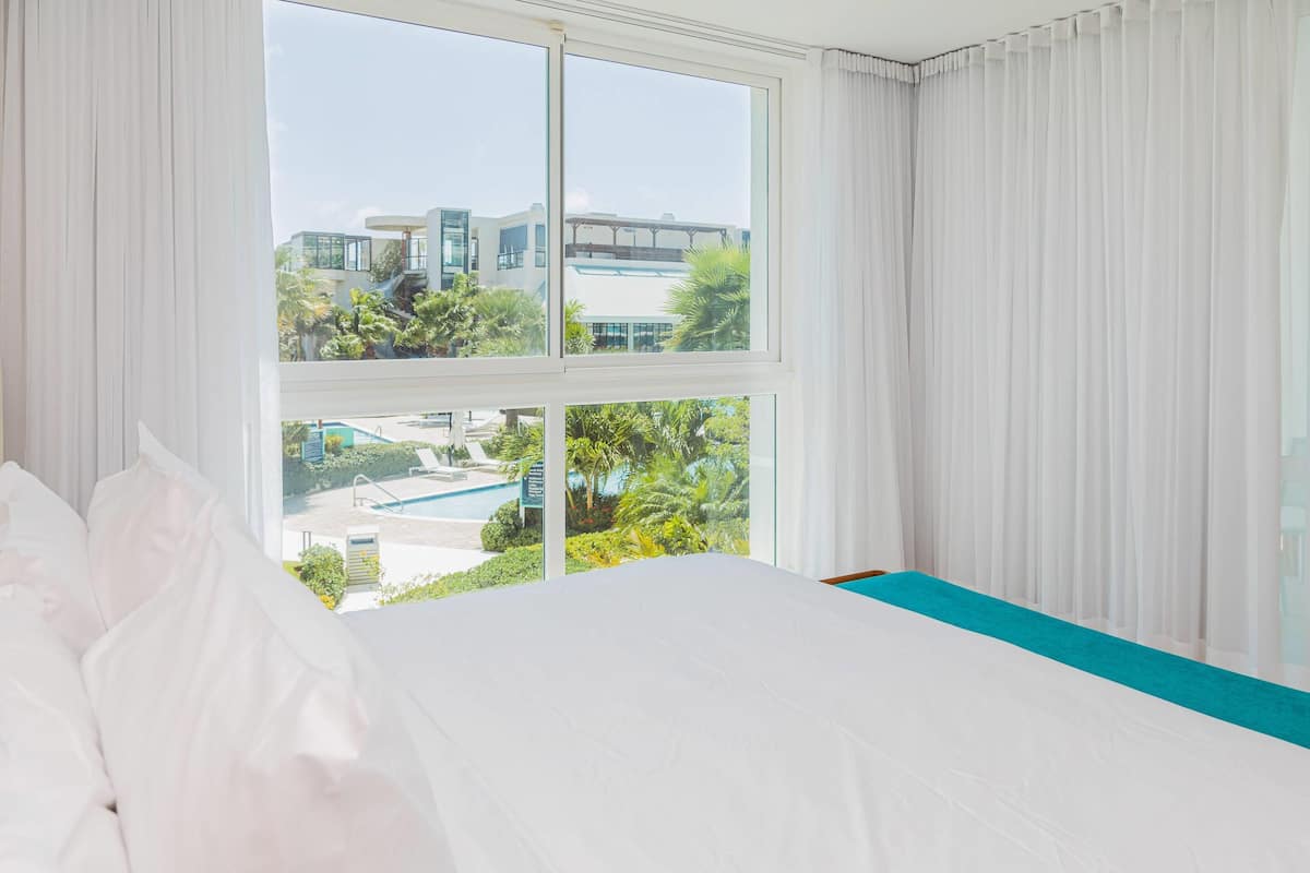 Suite, Nichtraucher, Poolblick (1 King Bed, 2 Single Beds)