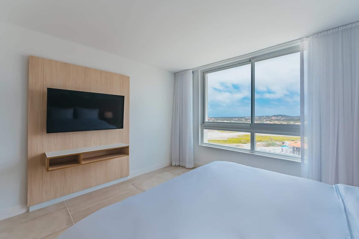 Suite, Nichtraucher (1 King & 2 Single Beds, Island View)