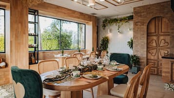 3 restaurantes; se sirven desayunos, comidas y cenas