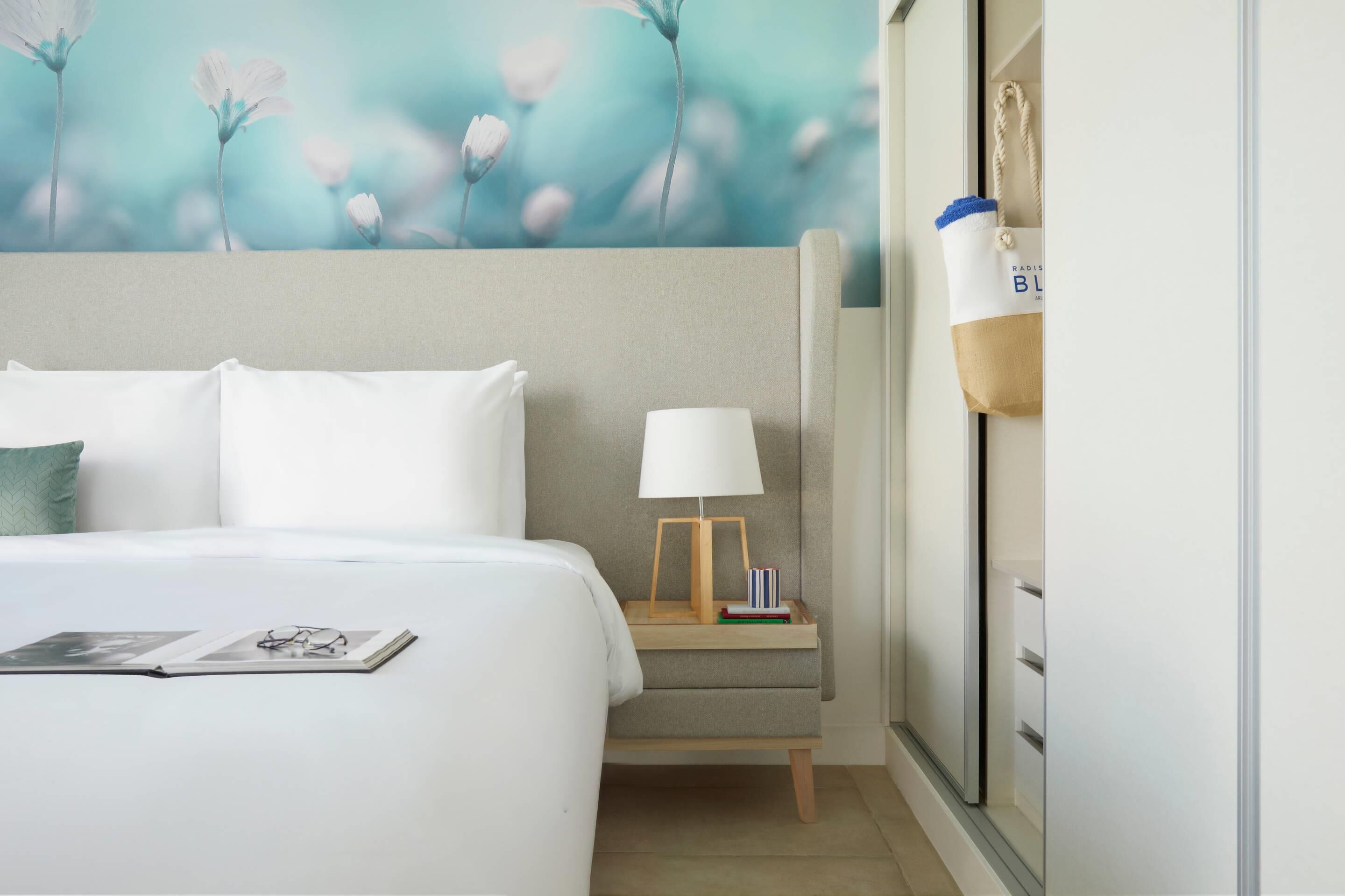 Suite, niet-roken, uitzicht op zwembad (1 King Bed,  2 Single Beds) | Luxe beddengoed, bedden met traagschuimmatras, een kluis op de kamer