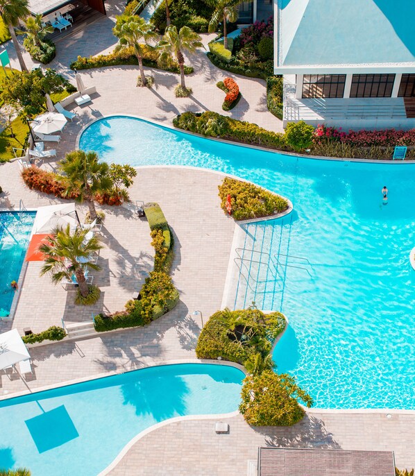 3 piscinas al aire libre, cabañas de piscina (de pago), sombrillas