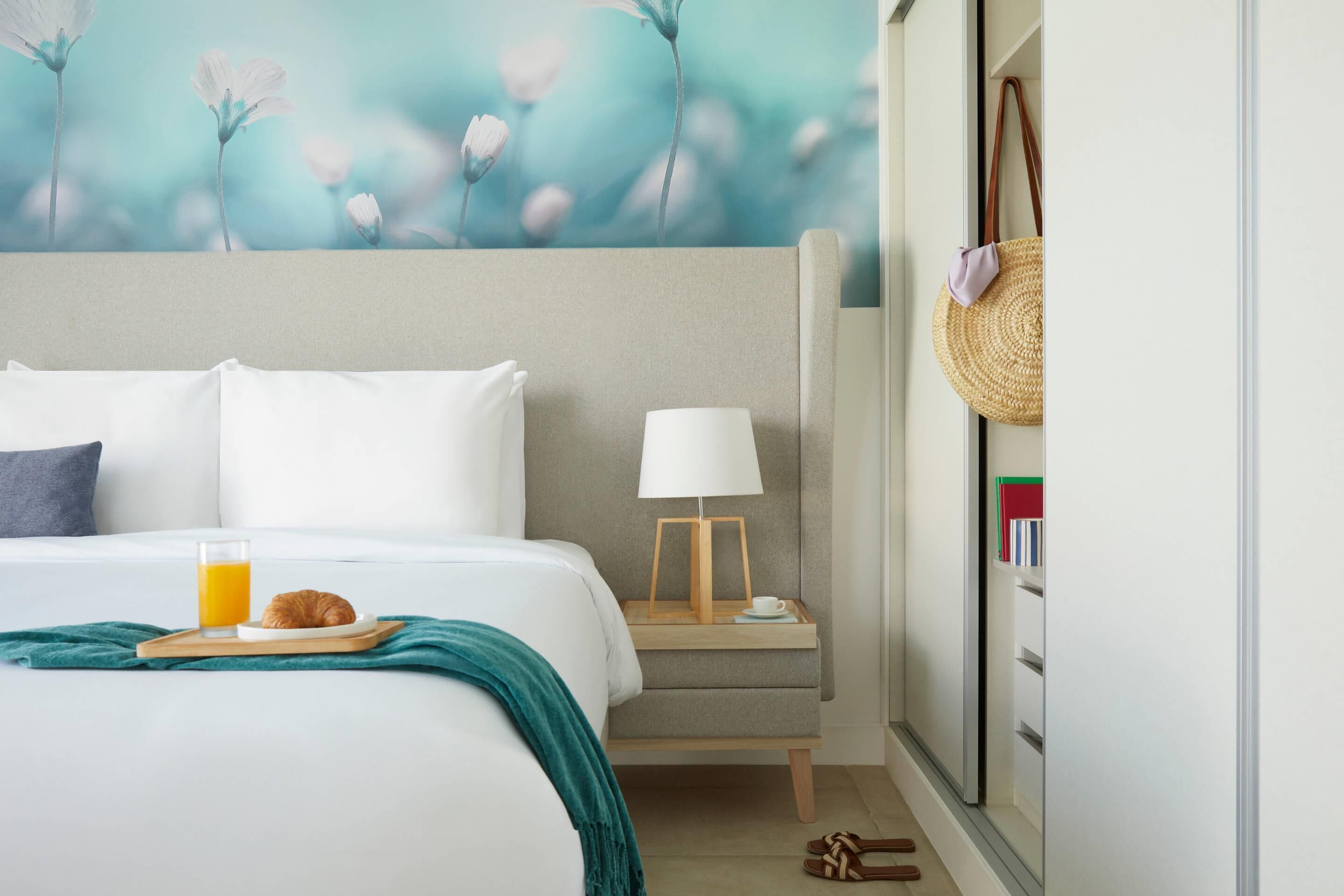 套房, 1 间卧室, 无烟房, 泳池景观 (King Bed) | 高档床上用品、记忆海绵床垫、客房内保险箱、熨斗/熨衣板