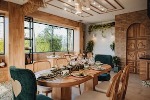 2 restaurantes, café da manhã, culinária internacional