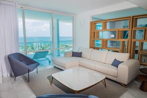 Suite, no fumadores (2 King & 2 Single Beds, Island View) | Ropa de cama de alta calidad, colchones viscoelásticos, caja fuerte