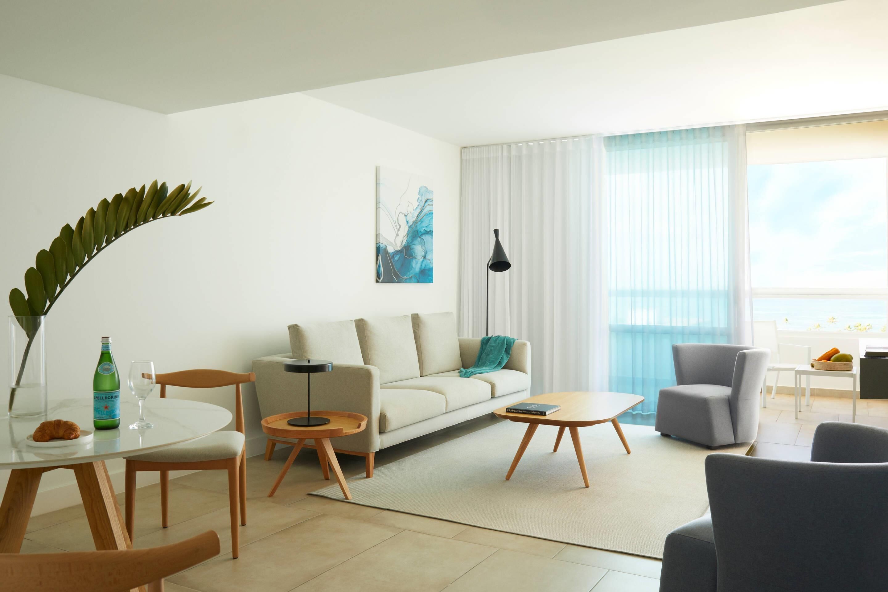 Suite, 1 cama King size, vista al océano (King Bed) | Área de sala de estar | Smart TV de 55 pulgadas con canales digitales y televisión 