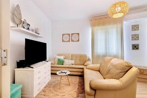 Smart TV - Caíque – Charming 3-Bed Apartment in Olhão Downtown, Close to Ria Formosa (Olhão)