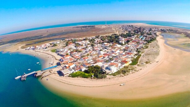 An aerial view of a coastal town with a marina, sandy beaches, and residential buildings. - Caíque – Charming 3-Bed Apartment in Olhão Downtown, Close to Ria Formosa (Olhão)