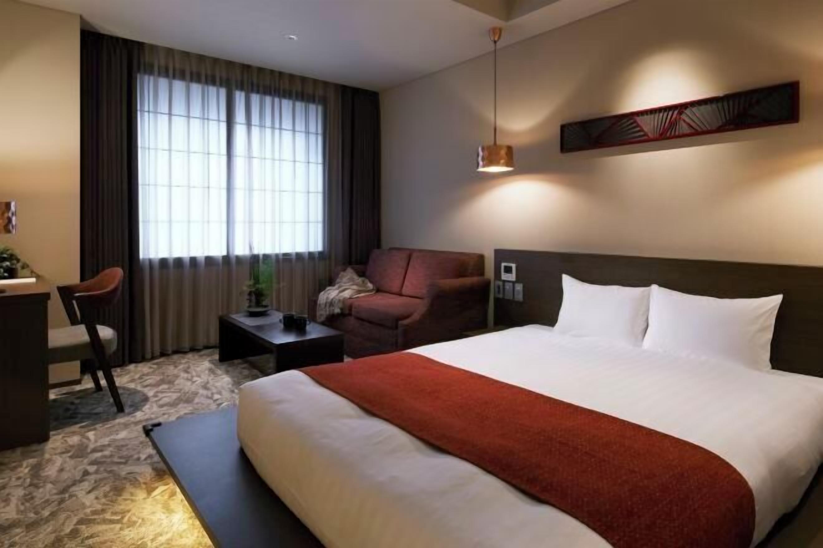 客室ごとに異なる装飾、遮光カーテン、防音設備、WiFi (無料)