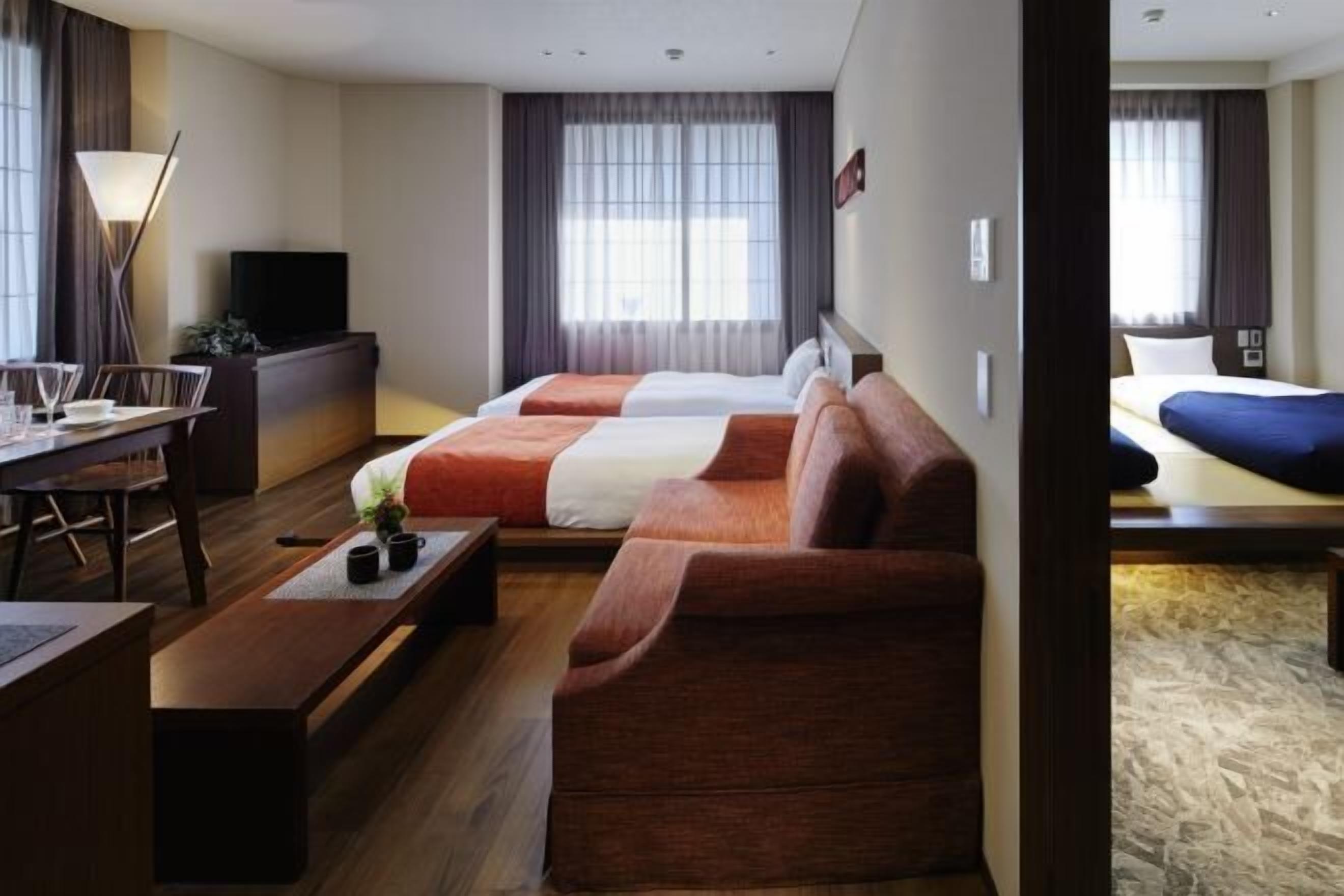 客室ごとに異なる装飾、遮光カーテン、防音設備、WiFi (無料)