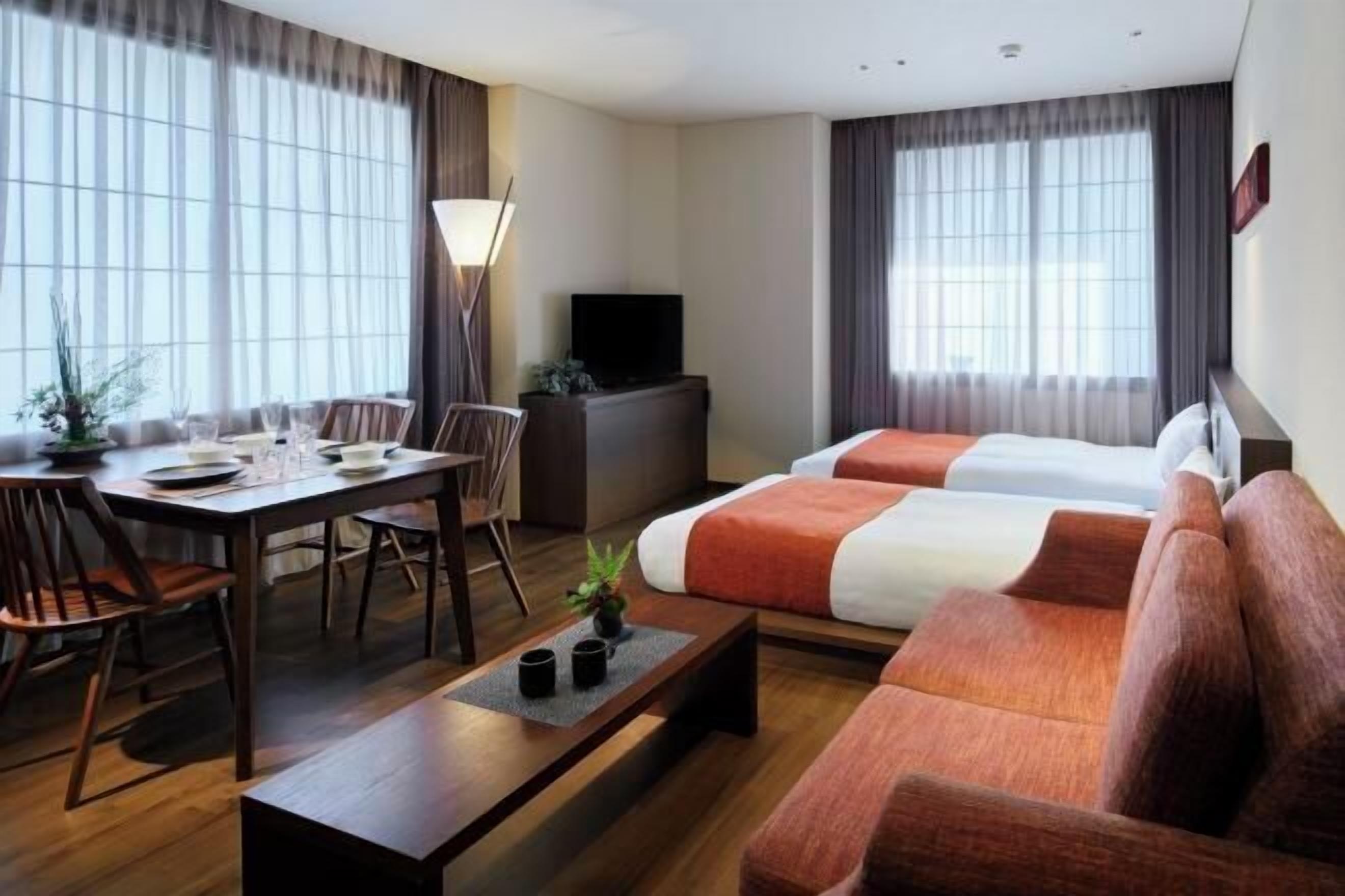 客室ごとに異なる装飾、遮光カーテン、防音設備、WiFi (無料)