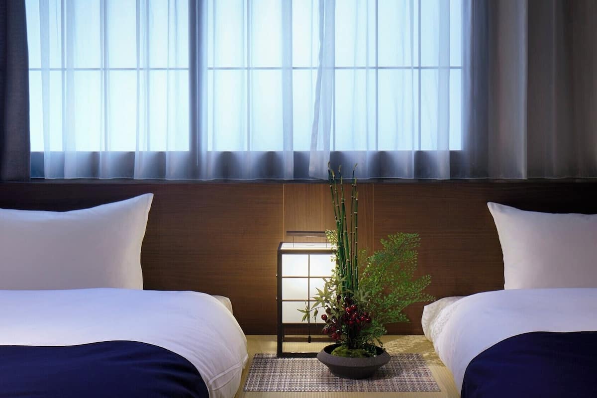 Standard Triple Room, 1 Bedroom, Non Smoking, Refrigerator | Dihias secara berasingan, langsir/tirai gelap terus, kalis bunyi