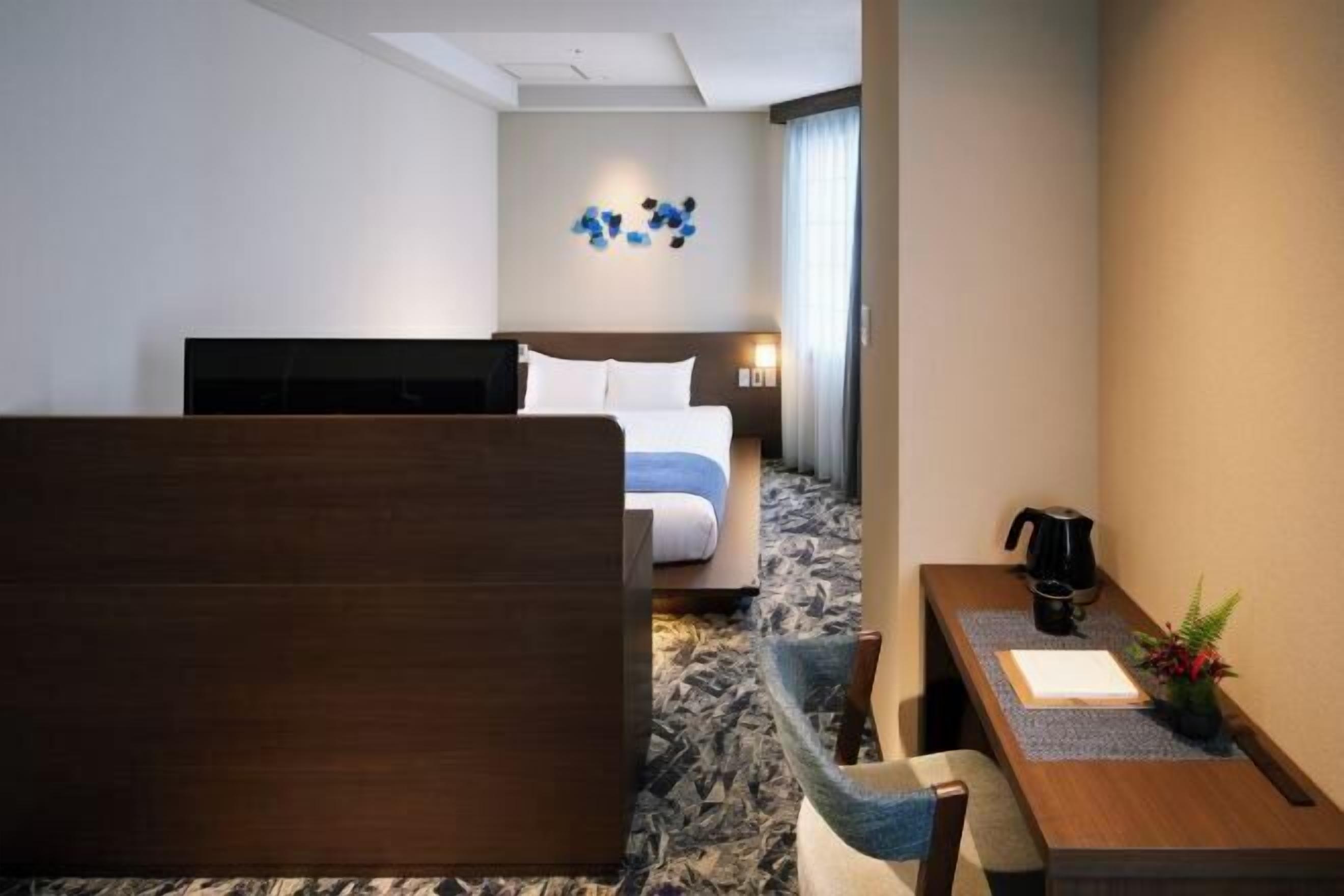 客室ごとに異なる装飾、遮光カーテン、防音設備、WiFi (無料)