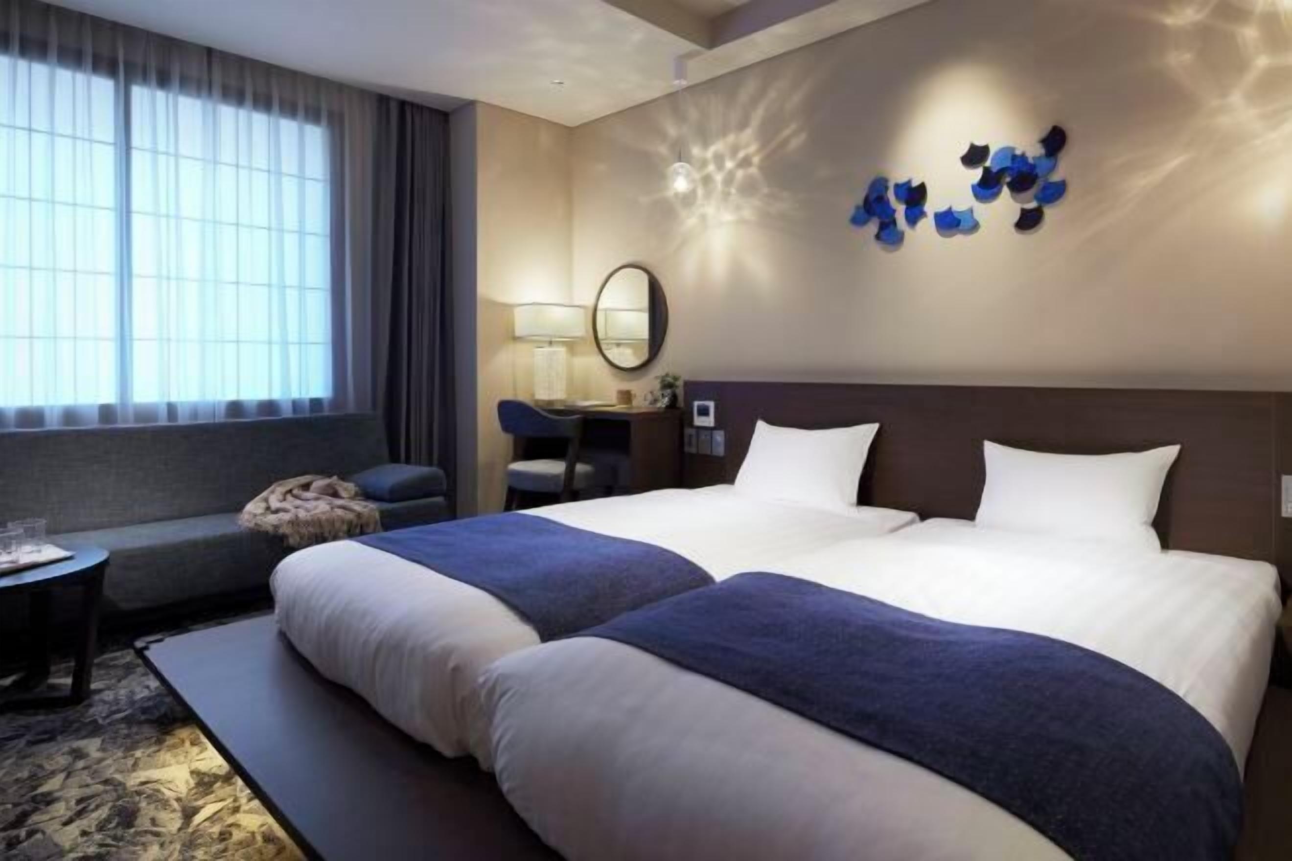 客室ごとに異なる装飾、遮光カーテン、防音設備、WiFi (無料)