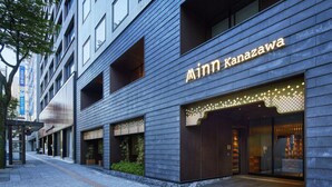 Un bâtiment moderne sur lequel on peut lire l’inscription « MINT Kanazawa ».