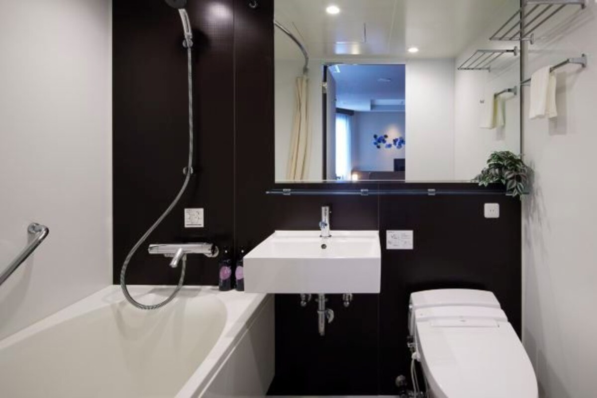 Une salle de bain moderne avec une baignoire, un lavabo et des toilettes.
