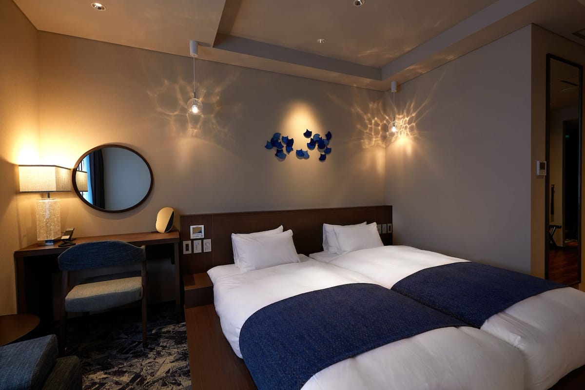 1 chambre, décor unique, rideaux d’obscurcissement