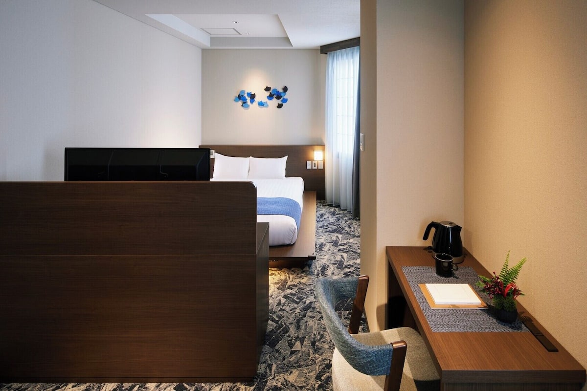 Standard Room, 1 Katil Ratu (Queen), Non Smoking, Refrigerator | Dihias secara berasingan, langsir/tirai gelap terus, kalis bunyi