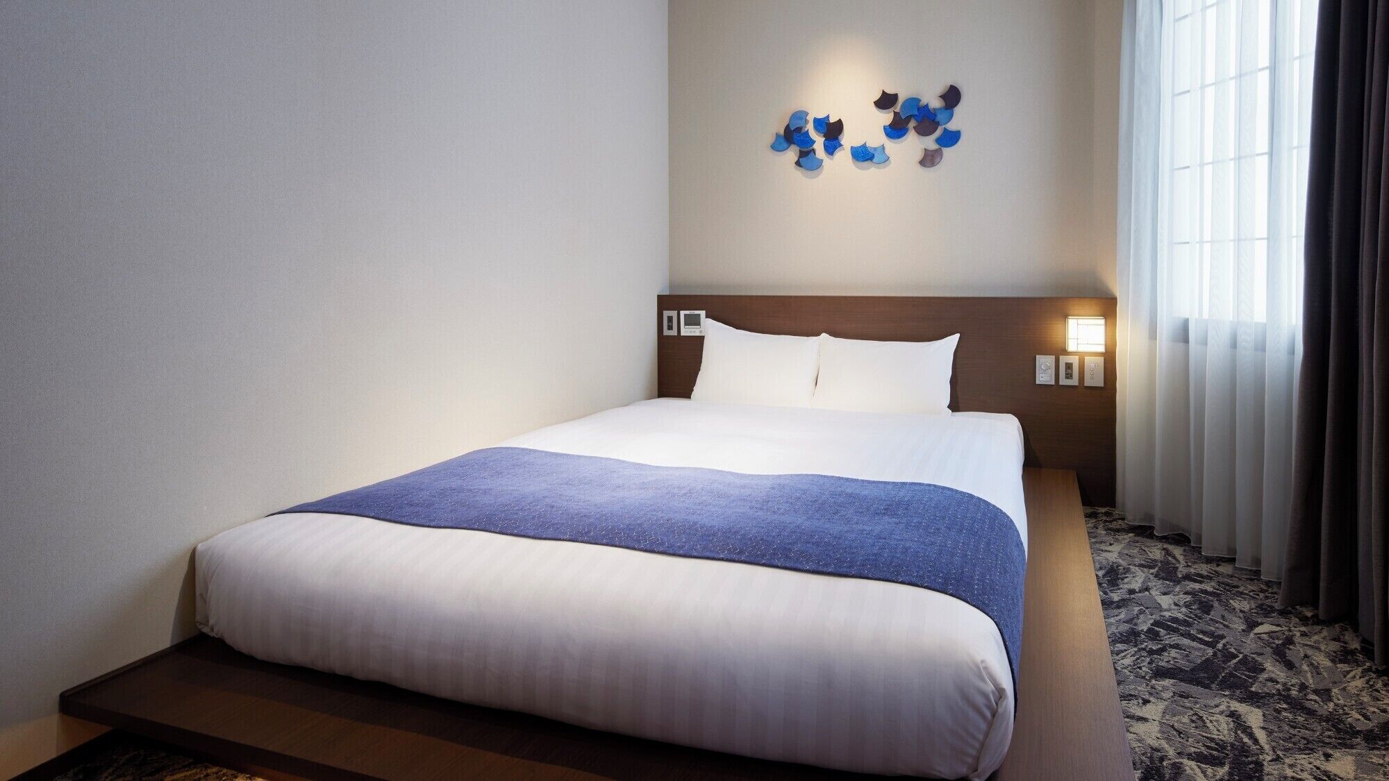 スタンダード ルーム クイーンベッド 1 台 禁煙 冷蔵庫 | 客室ごとに異なる装飾、遮光カーテン、防音設備、WiFi (無料)