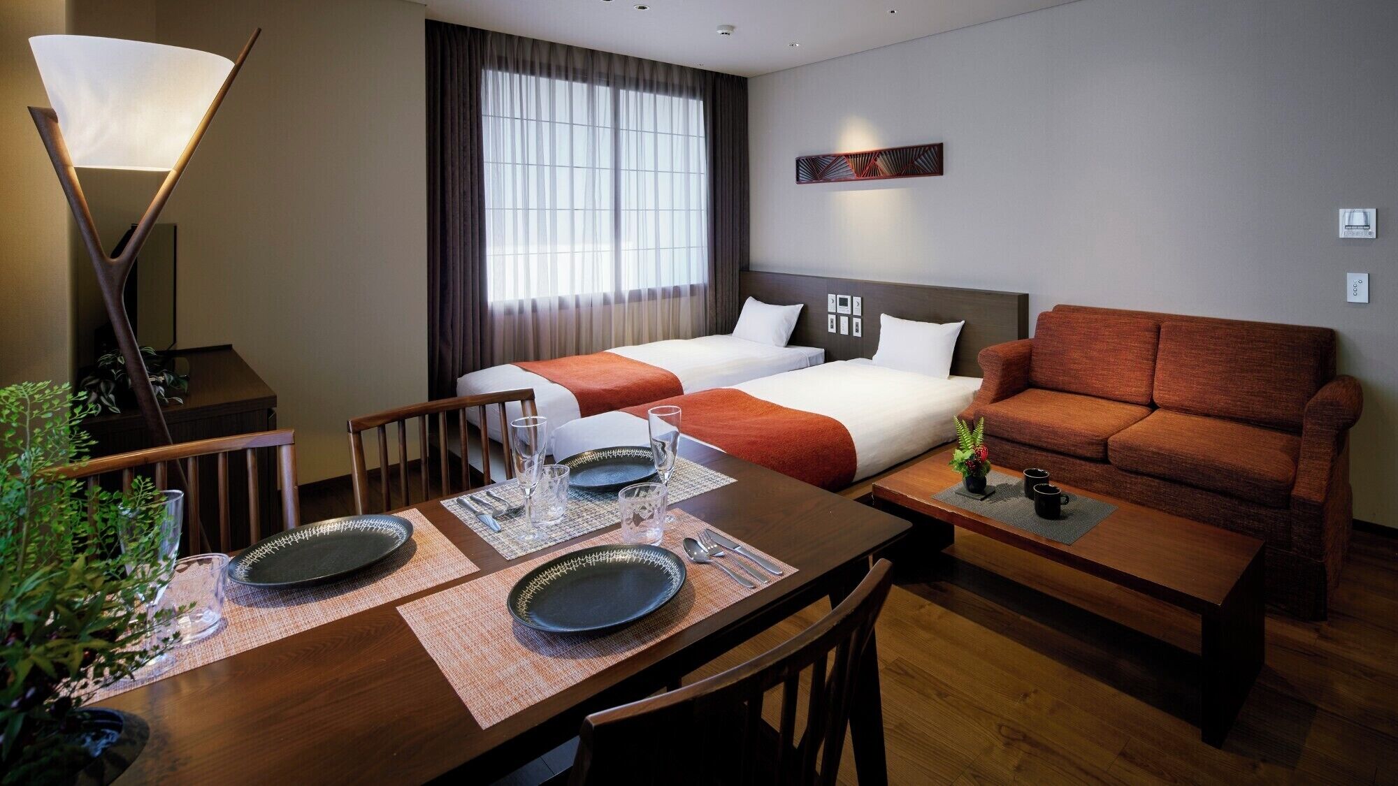 客室ごとに異なる装飾、遮光カーテン、防音設備、WiFi (無料)