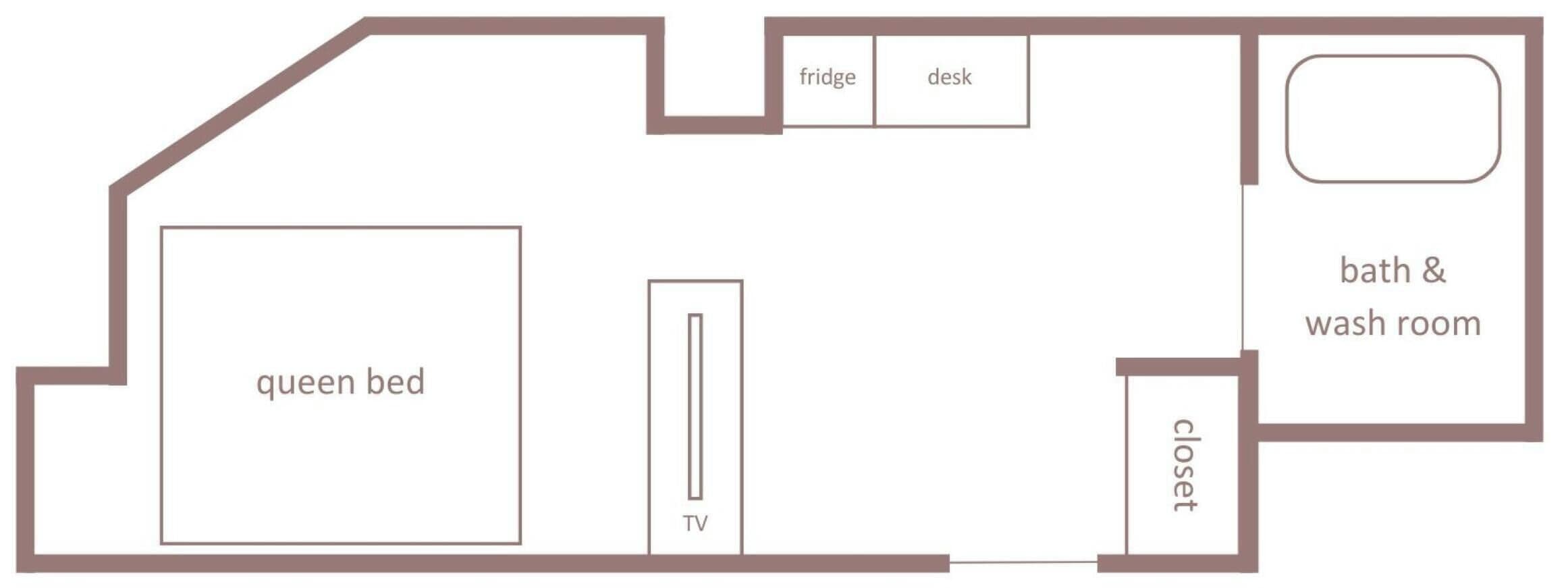 Un plan d’étage comprenant un lit queen-size, une télévision, un réfrigérateur, un bureau, ainsi qu’une salle de bain avec toilettes.