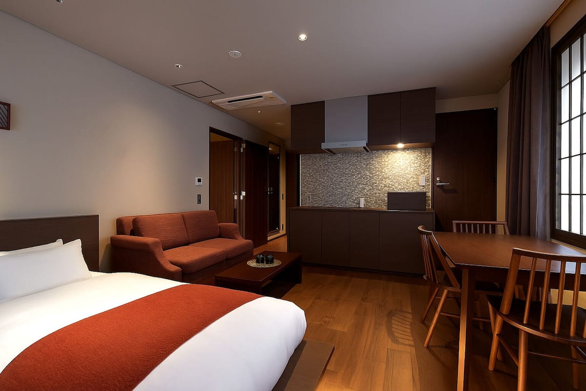 1 chambre, décor unique, rideaux d’obscurcissement