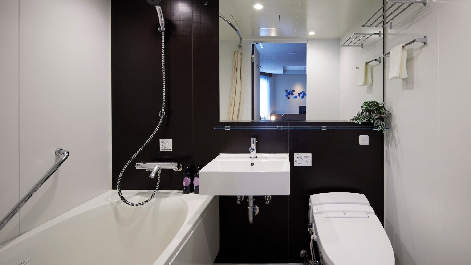 Un baño moderno con bañera, lavamanos e inodoro.