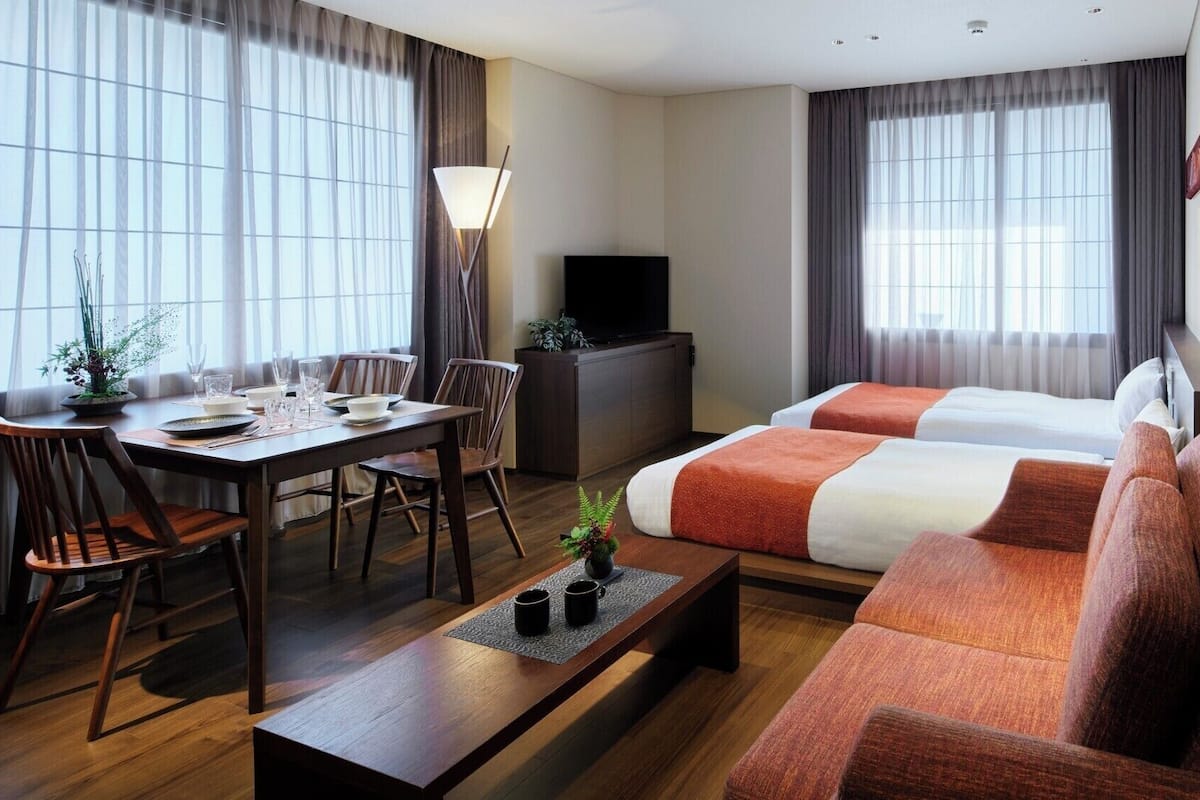 Deluxe Triple Room, Berbilang Katil, Non Smoking, Kitchen | Dihias secara berasingan, langsir/tirai gelap terus, kalis bunyi