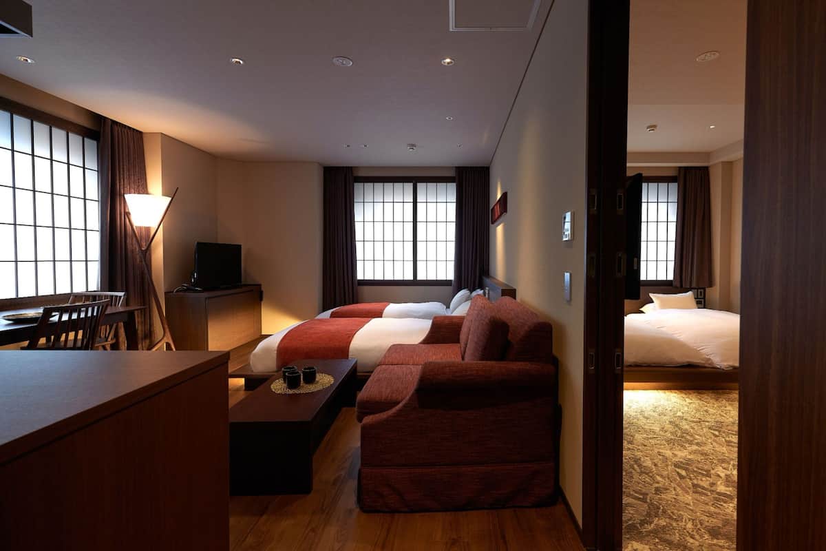 1 chambre, décor unique, rideaux d’obscurcissement