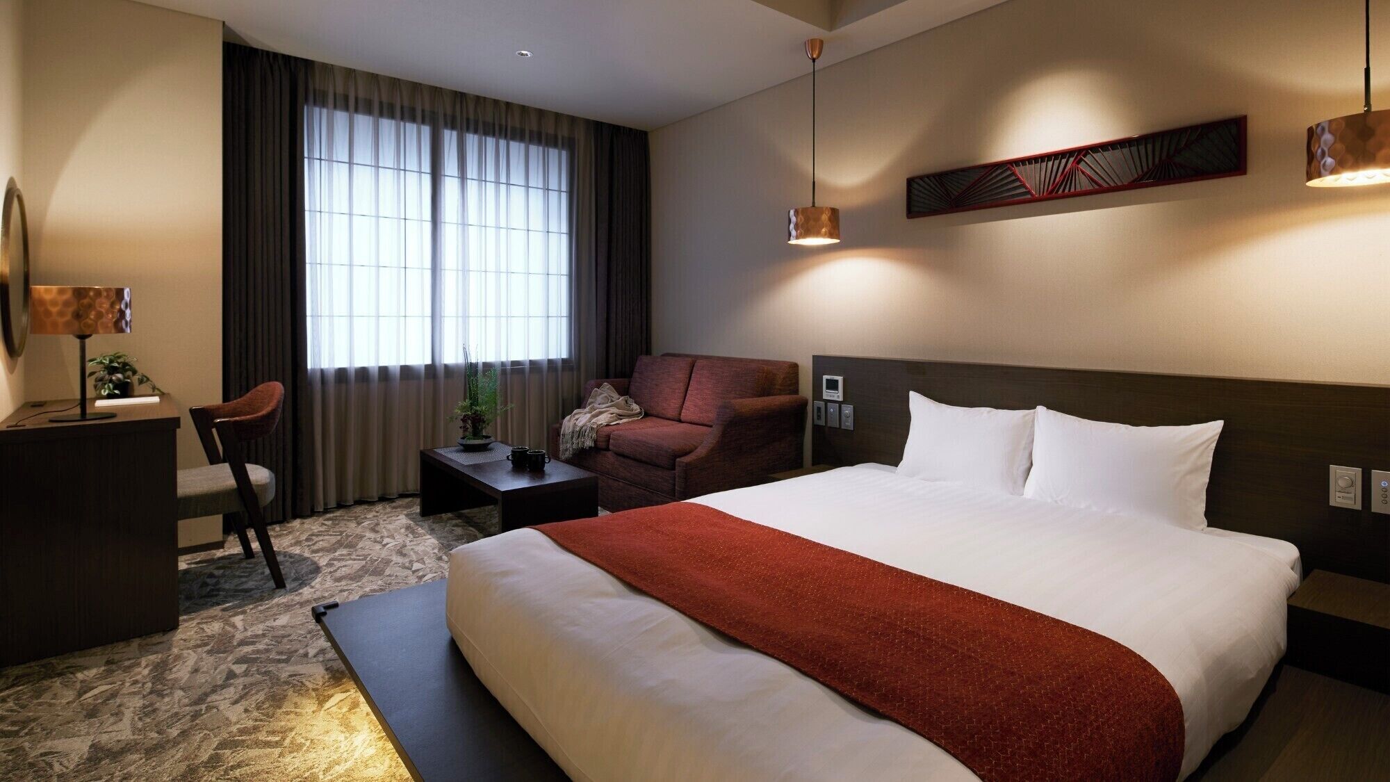 コンフォート ツインルーム クイーンベッド 1 台ソファーベッド付き 禁煙 冷蔵庫 | 客室ごとに異なる装飾、遮光カーテン、防音設備、WiFi (無料)