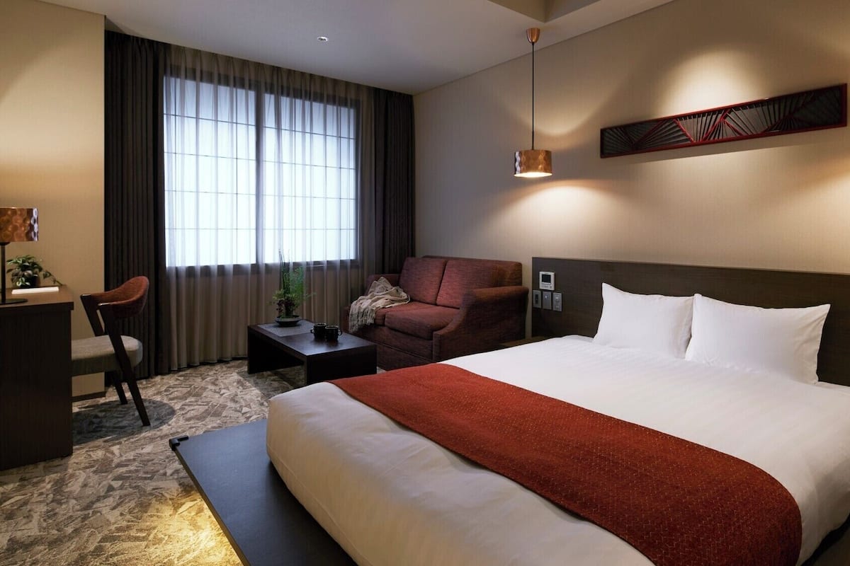 Comfort Twin kamer, 1 queensize bed met slaapbank, niet-roken, koelkast | Verduisterende gordijnen, geluiddichte muren, gratis wifi