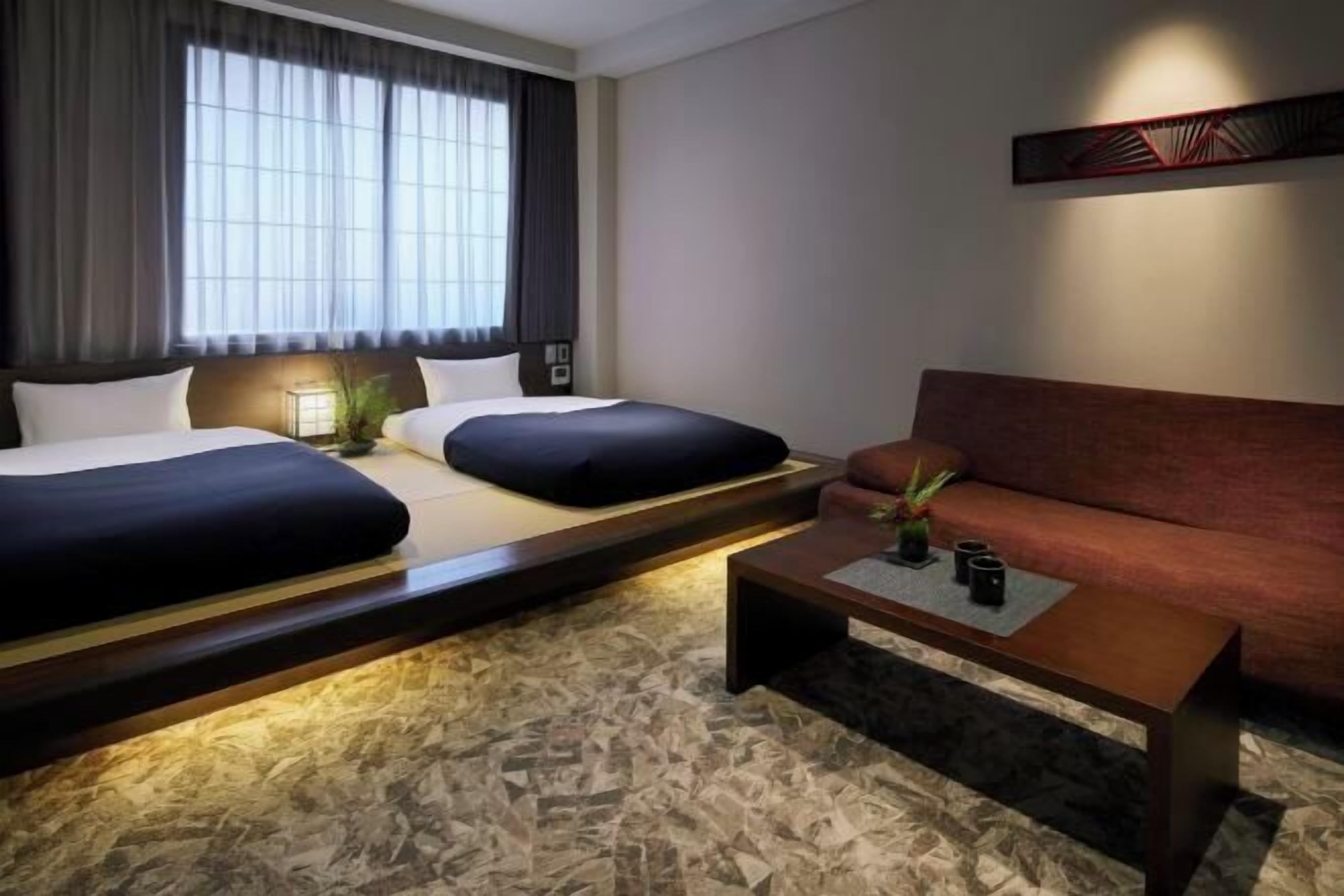 客室ごとに異なる装飾、遮光カーテン、防音設備、WiFi (無料)